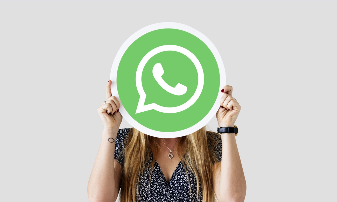 ilustrasi orang memakai whatsapp