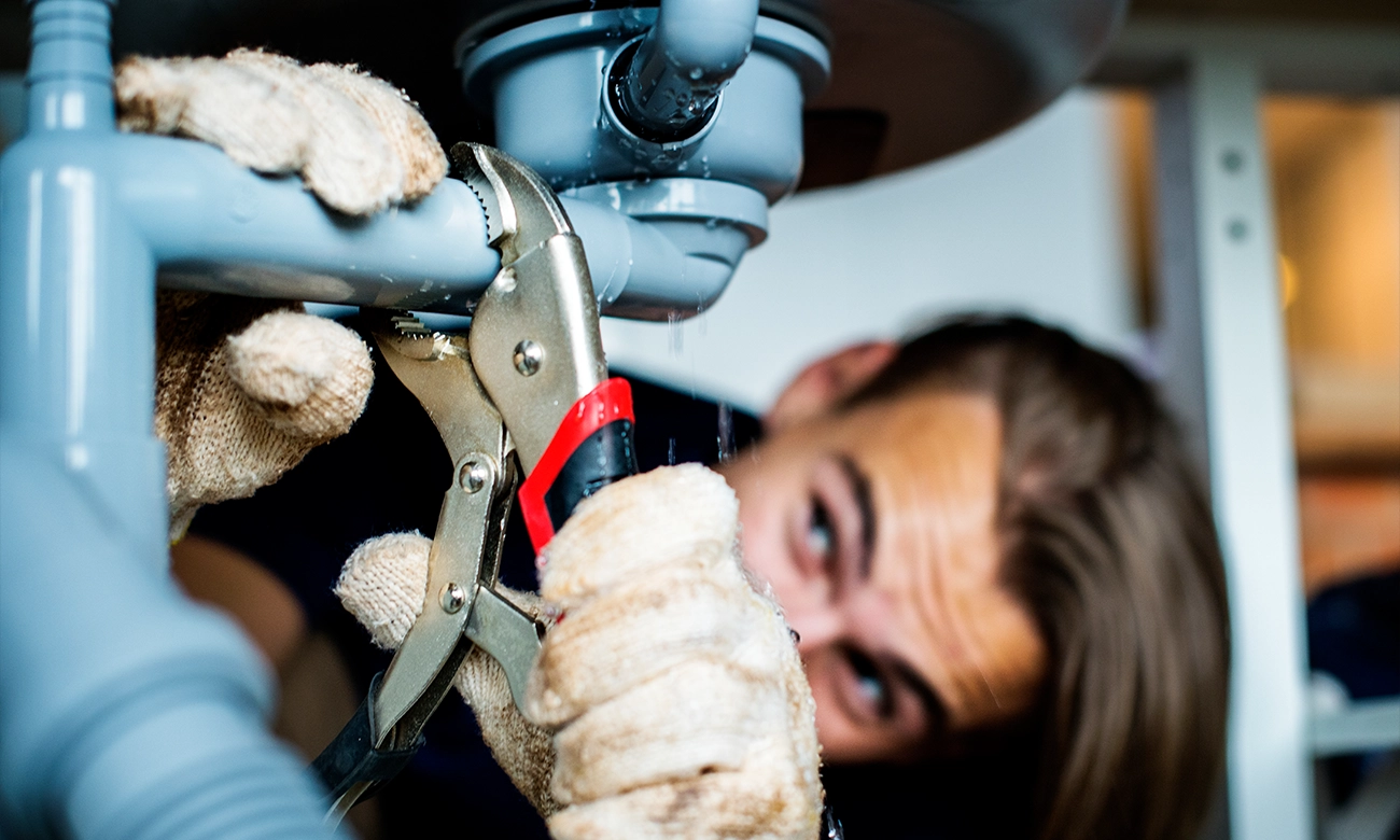 ilustrasi benerin pipa